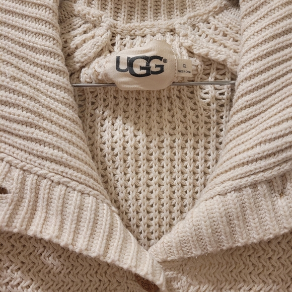 UGG shrug Sweater Xl cable knit. - Picture 2 of 3